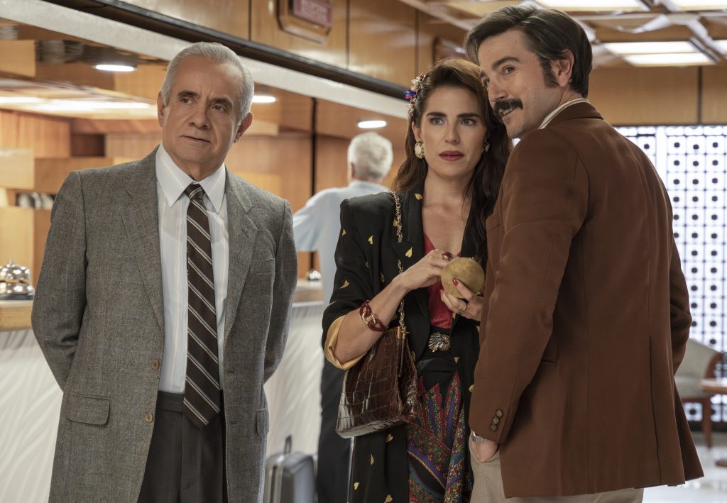 Escena de la película México 86 de Netflix, con tres personajes en un espacio de oficina con estética de los años ochenta.