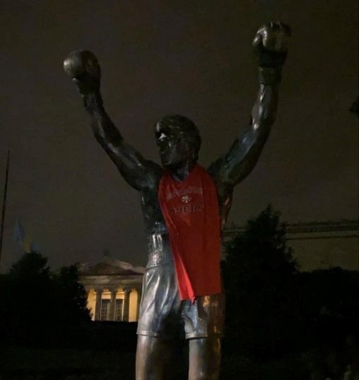 Rocky Balboa con jersey de los 49ers