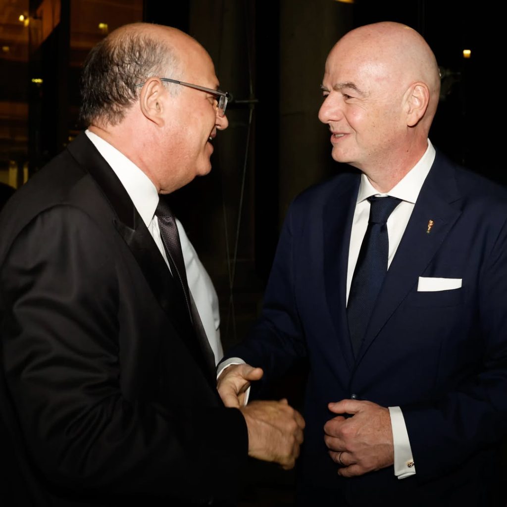 Gianni Infantino conversa con un representante del BID durante la presentación de FIFA Arena en México