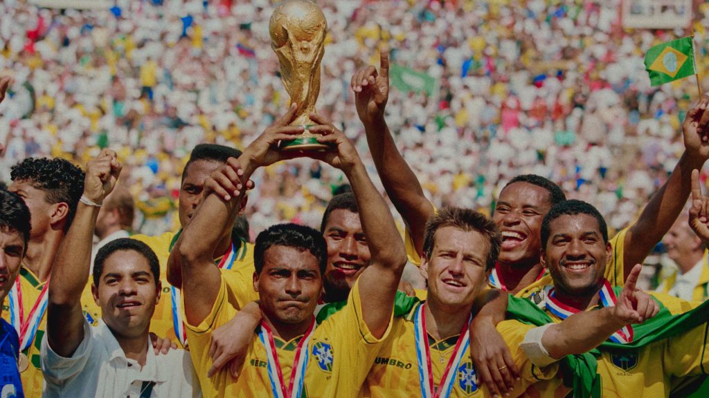 Jugadores de la selección de Brasil celebran con el trofeo de la Copa del Mundo de 1994 tras ganar el Mundial de Estados Unidos.