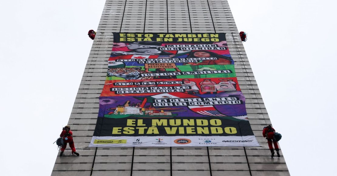 Activistas escalan una vez más la Estela de Luz para visibilizar problemas de México previo al Mundial