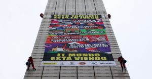 activistas-escalan-estela-luz-manta-visibilizar-problemas-mexico-previo-mundial