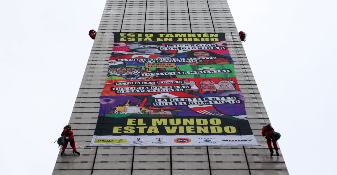 activistas-escalan-estela-luz-manta-visibilizar-problemas-mexico-previo-mundial