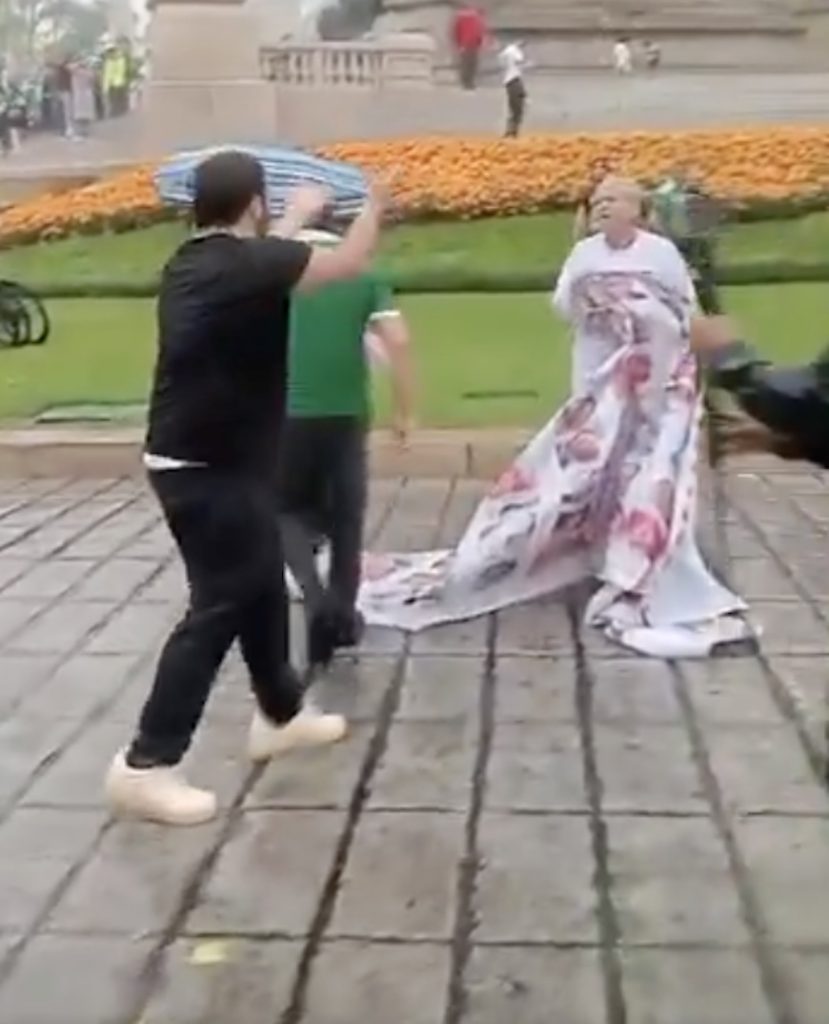 Aficionados agreden a mamá buscadora en el Ángel de la Independencia