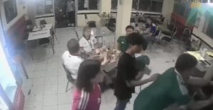 Captan a alcalde de El Carmen agrediendo a un mesero en San Pedro Garza García y luego se disculpa