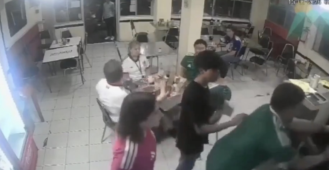 Captan a alcalde de El Carmen agrediendo a un mesero en San Pedro Garza García y luego se disculpa