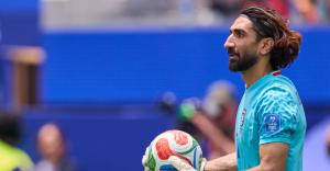 Alireza Beiranvand vivió en la calle y trabajó como barrendero antes de ser portero de Irán