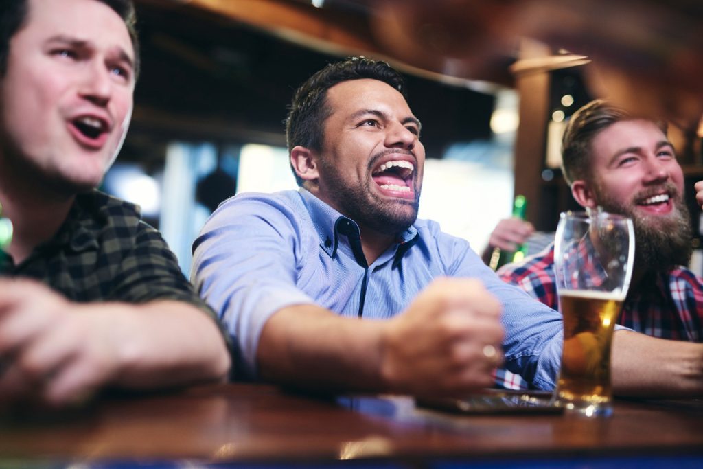 amigos viendo partido