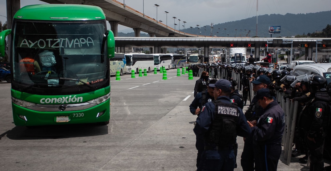 Padres de los 43 estudiantes desaparecidos de Ayotzinapa y normalistas llegan a CDMX