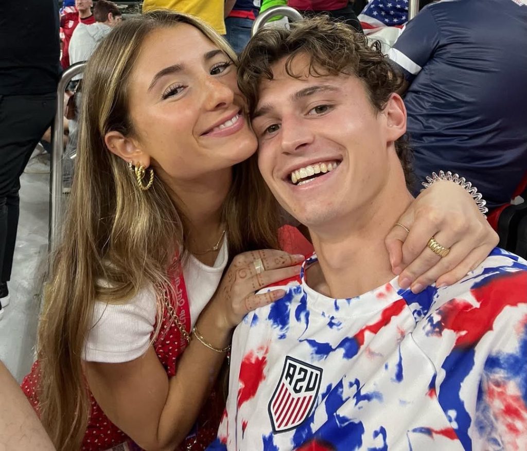 Brenden Aaronson y su novia