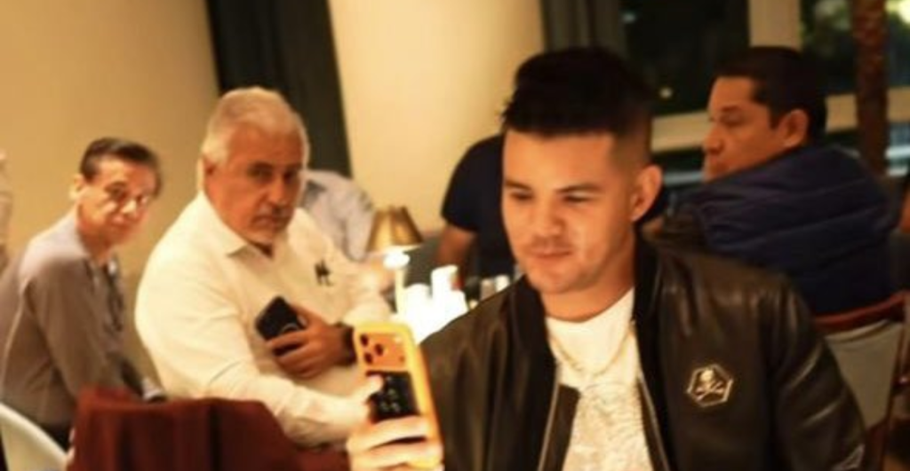 Otro al que le gusta la carne bañada en oro: Cachan al diputado José Navarro Céspedes en el Salt Bae 