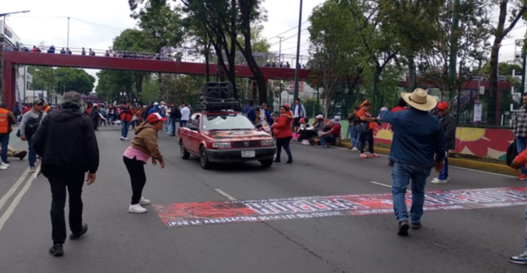 Bloqueo en Tlalpan: CNTE protesta afuera de la estación Tasqueña rumbo al Estadio Ciudad de México