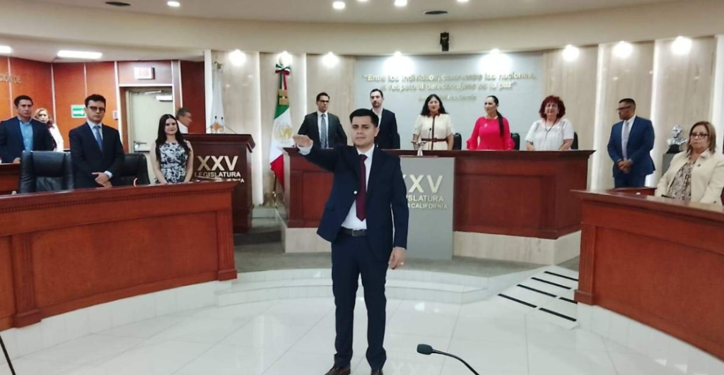 ¿No que nada de nepotismo? Diputado de Baja California deja su curul y su hijastro toma su lugar