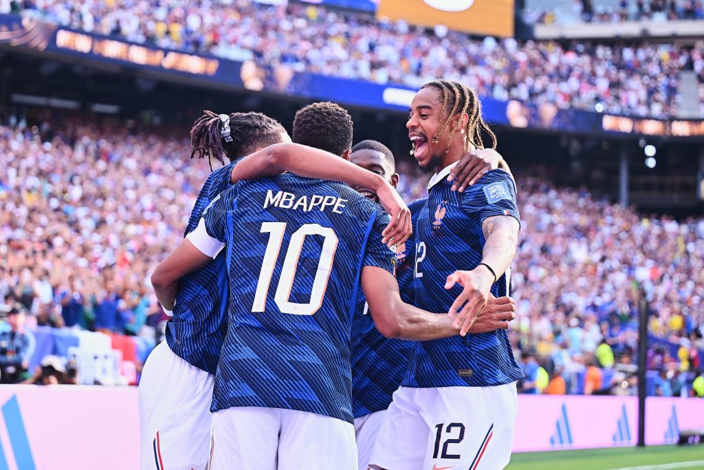 Mbappé mantiene la persecución a Messi con doblete para eliminar a Suecia