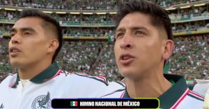 Edson Álvarez en el himno
