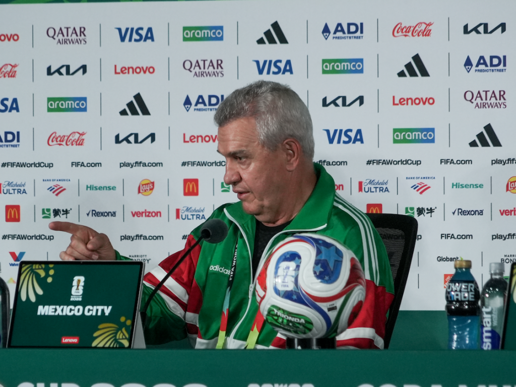 Javier Aguirre en conferencia