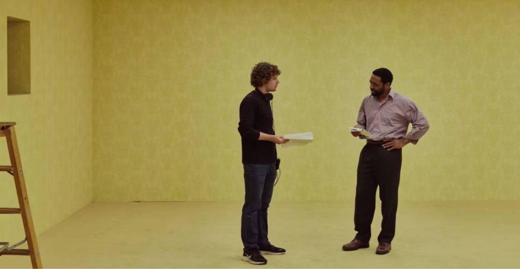 Kane Parsons y Chiwetel Ejiofor en el set de 'Backrooms'
