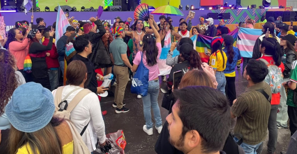 "Ya estamos llegando, la FIFA está temblando": Marcha LGBTIQ+ llega al Fan Fest del Zócalo