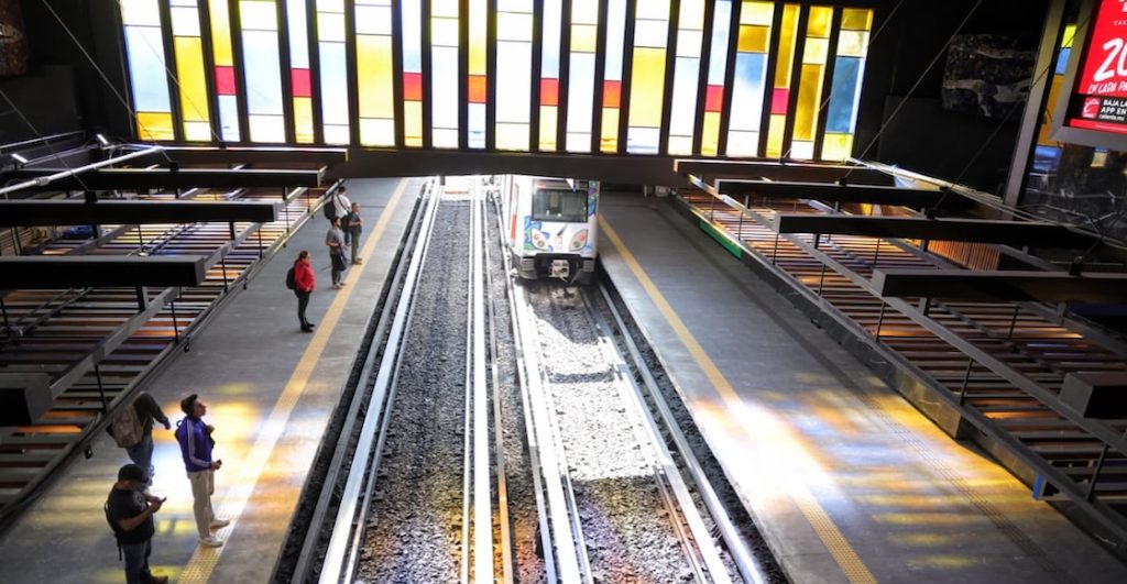 Reabren estaciones de la Línea 2 del Metro… incompletas y casi un mes después