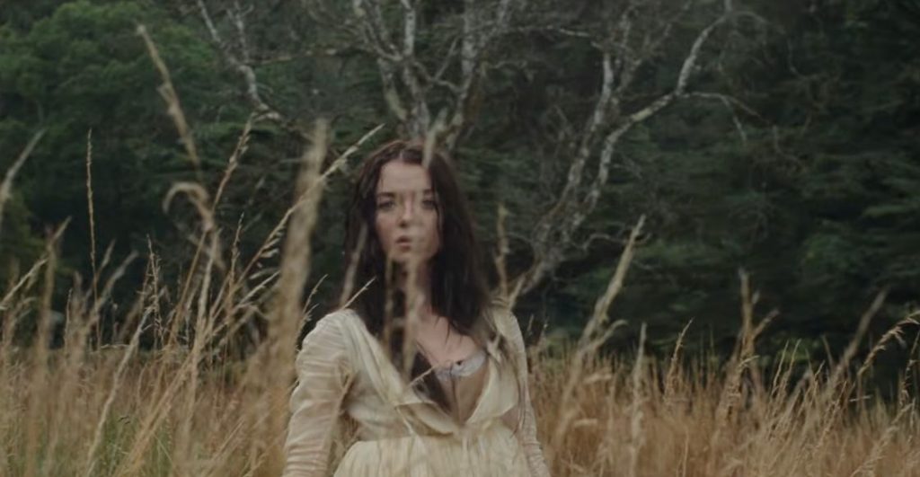 Esmé Creed-Miles como Marianne Dashwood en 'Sense & Sensibility'