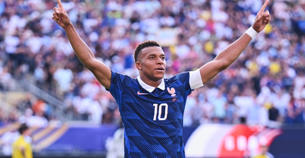 Mbappé mantiene la persecución a Messi con doblete para eliminar a Suecia