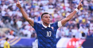 Mbappé mantiene la persecución a Messi con doblete para eliminar a Suecia