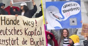 Mexicanos protestan en Alemania contra planta de amoníaco en Sinaloa: “No al dinero que destruye territorios”
