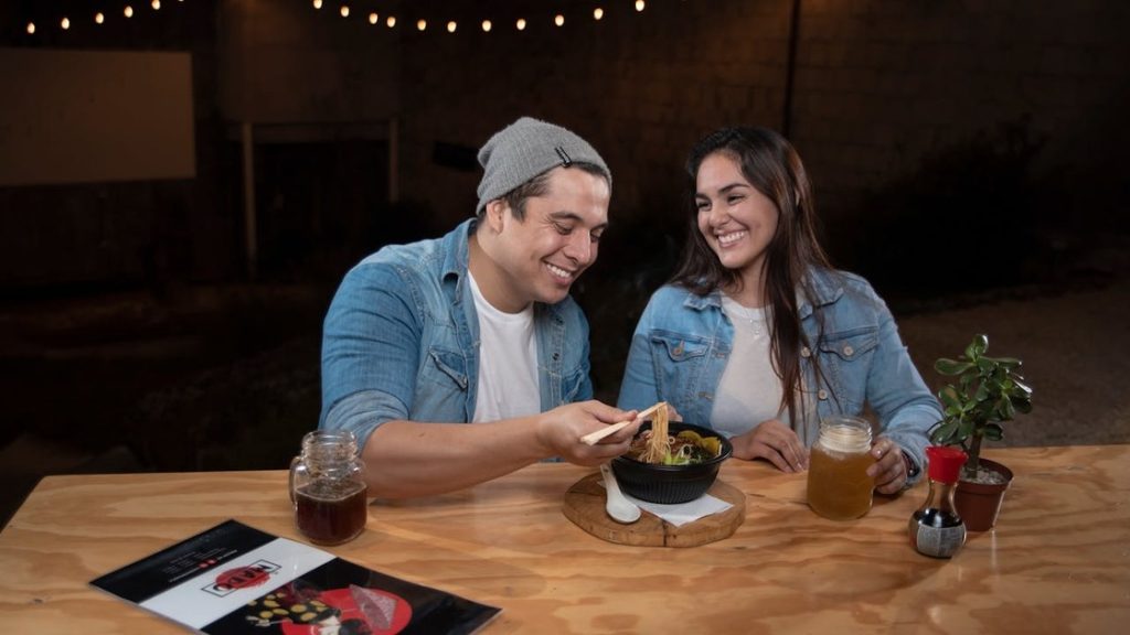 pareja comiendo