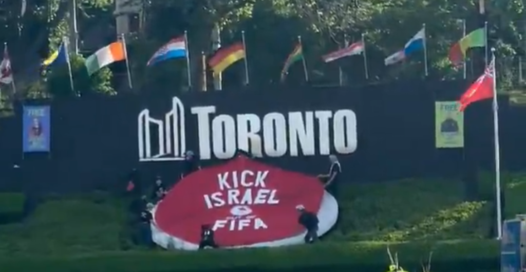No solo fue en México: Activistas protestan en Toronto previo a la inauguración del Mundial en Canadá