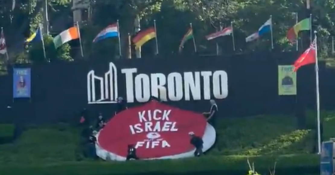 No solo fue en México: Activistas protestan en Toronto previo a la inauguración del Mundial en Canadá