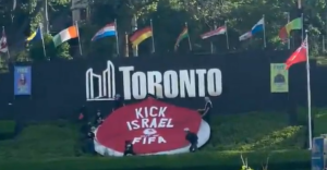 No solo fue en México: Activistas protestan en Toronto previo a la inauguración del Mundial en Canadá