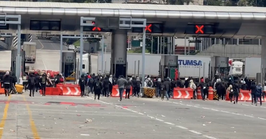 5 días consecutivos de protestas en la caseta de Tlalpan: normalistas la cierran con pipas
