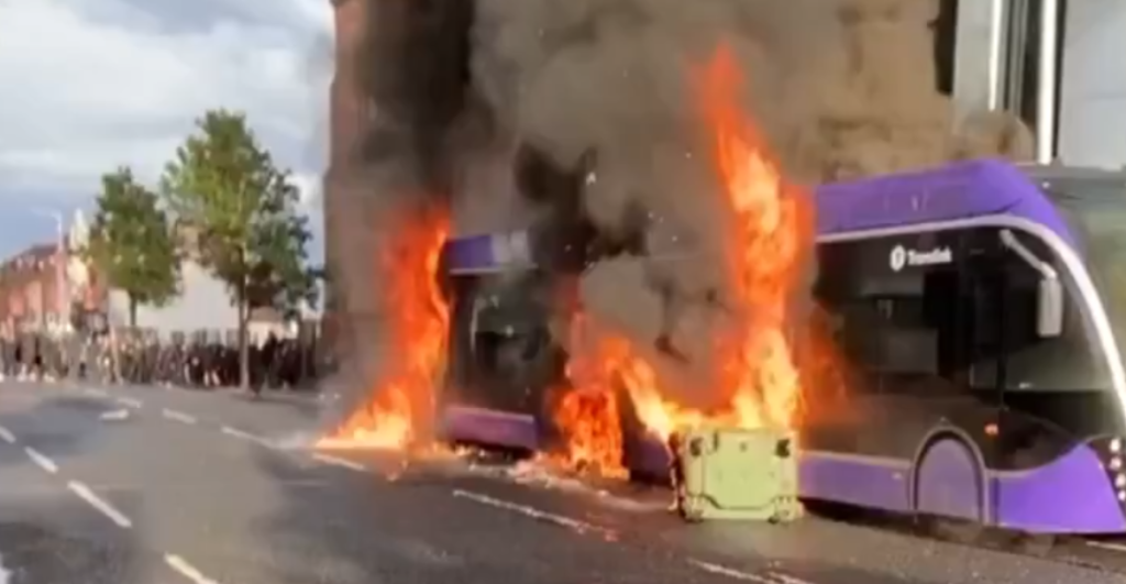 Mientras todos están viendo el Mundial… Irlanda del Norte vive protestas violentas y ya hay 19 detenidos