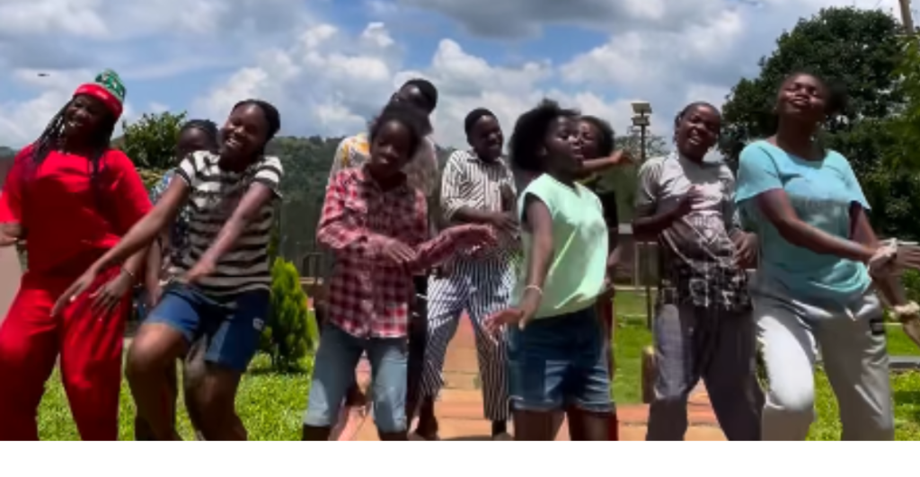Ellos son los Ghetto Kids, grupo infantil de Uganda que bailará con Shakira en la final del Mundial