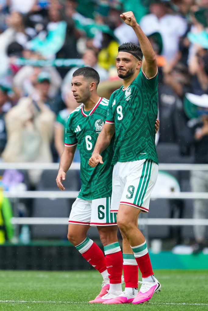 Raúl Jiménez está enrachado con el uniforme verde 