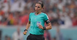 Stéphanie Frappart recibe merecido ascenso tras rifarse como árbitra