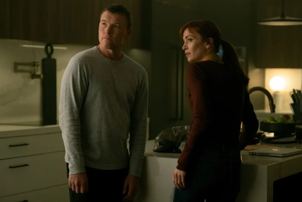 Britt Lower y Sam Worthington en 'Te encontraré'