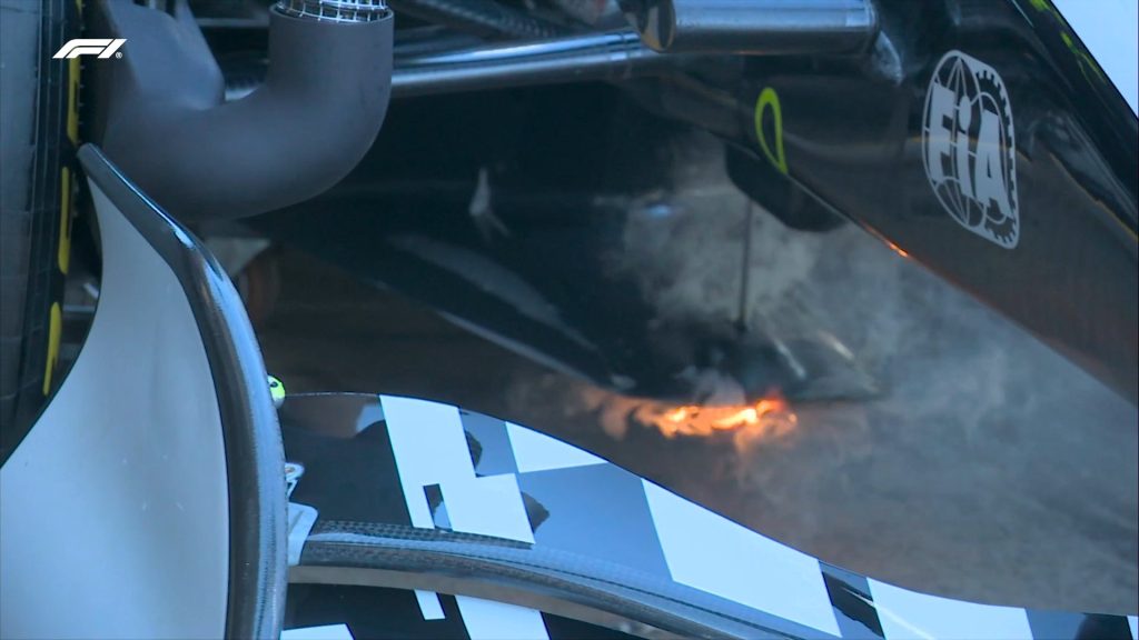 Humo en el auto de Valtteri Bottas