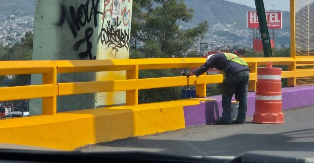 ¿Se acabó la 'ajolotización'? CDMX vuelve a pintar de amarillo los puentes