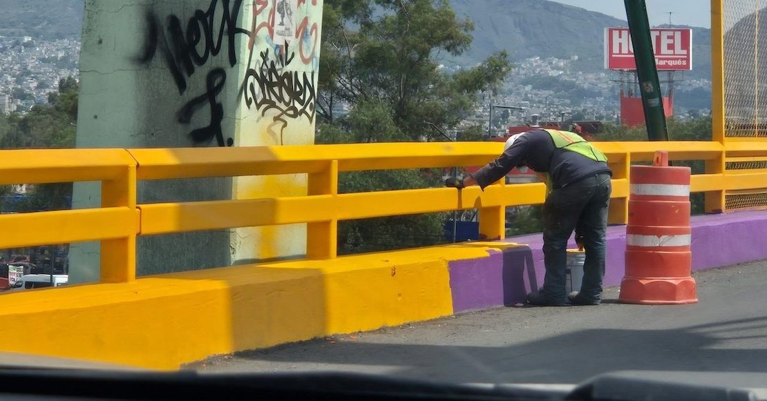 ¿Se acabó la ‘ajolotización’? CDMX vuelve a pintar de amarillo los puentes
