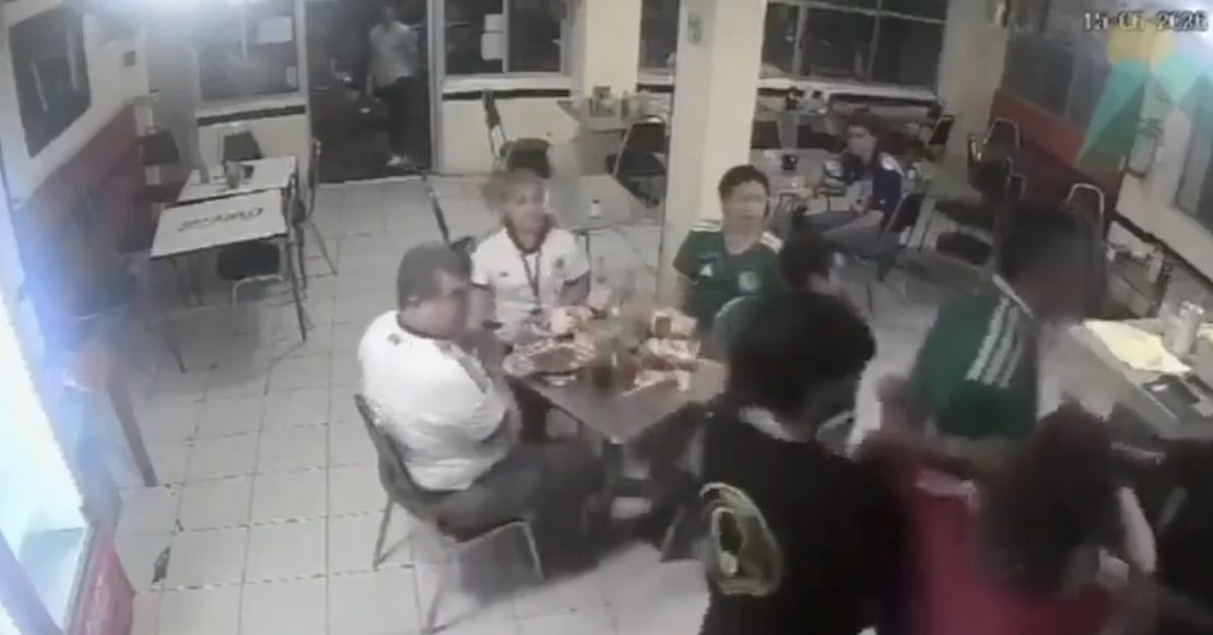 Captan a alcalde de El Carmen agrediendo a un mesero en San Pedro Garza García y luego se disculpa