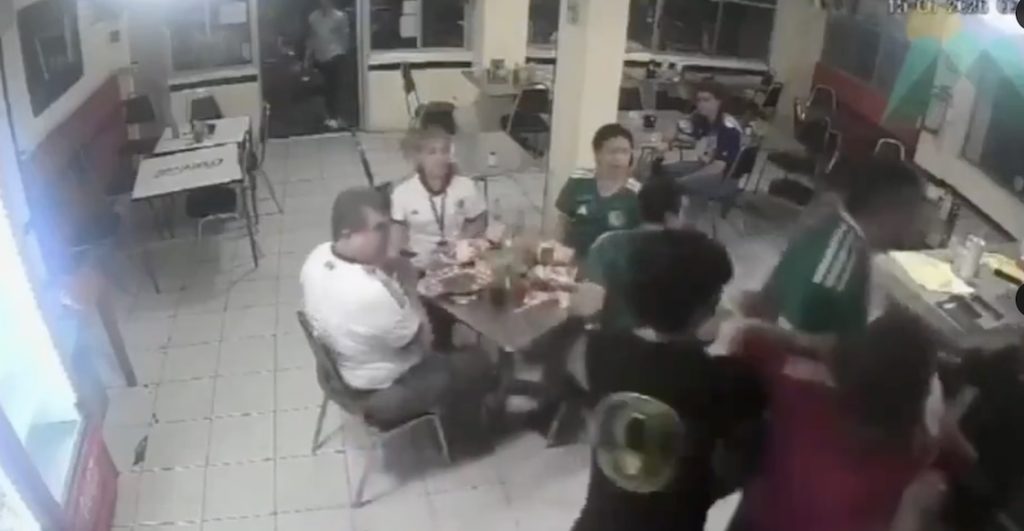 Captan a alcalde de El Carmen agrediendo a un mesero en San Pedro Garza García y luego se disculpa