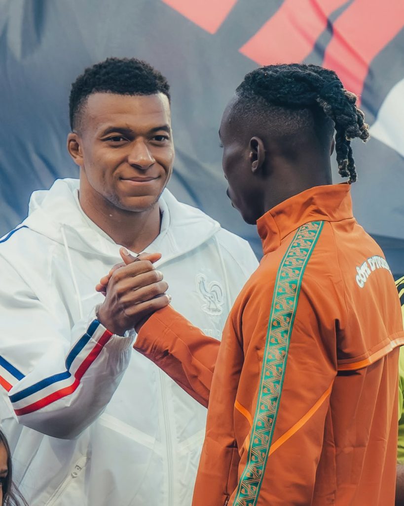 Yan Diomande junto a Kylian Mbappé
