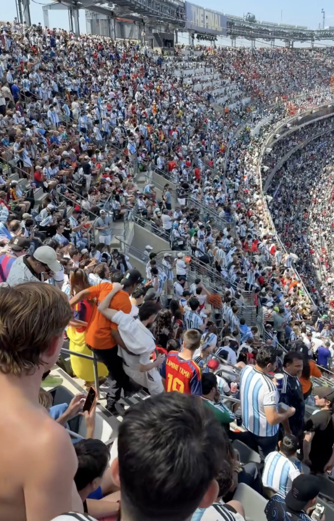 Así se llevaron al aficionado que pagó 8 mil dólares