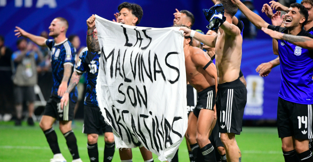 Afición argentina con cartel "Las Malvinas son Argentinas" durante el Mundial 2026 en el Argentina vs Inglaterra