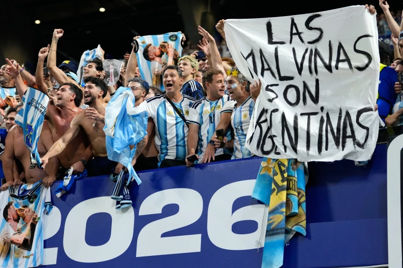 Afición argentina con cartel "Las Malvinas son Argentinas" durante el Mundial 2026 en el Argentina vs Inglaterra