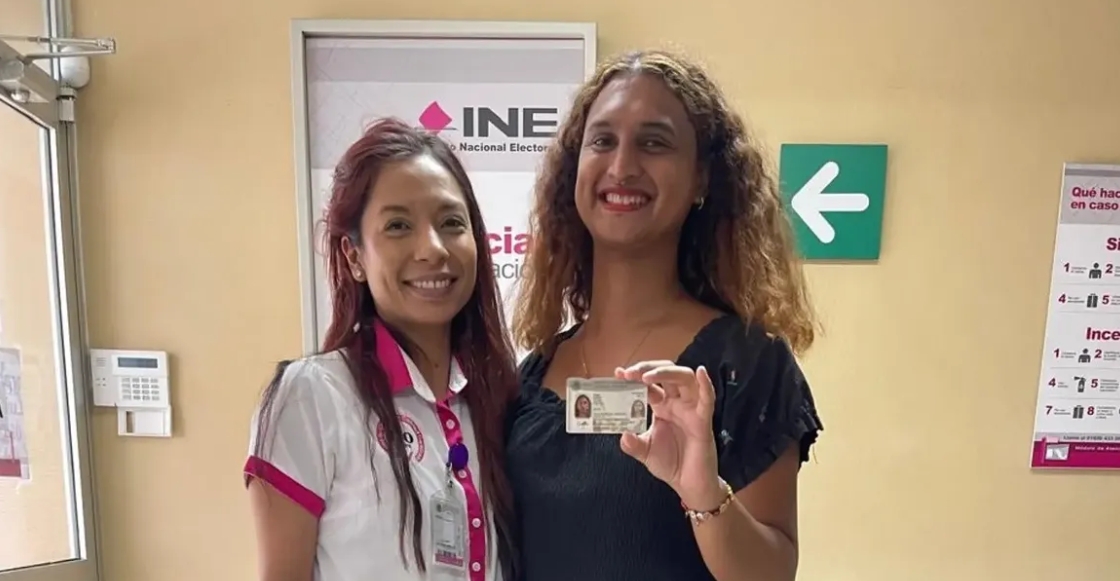 Activista trans de Colima recibe la primera credencial del INE con autoadscripción afromexicana