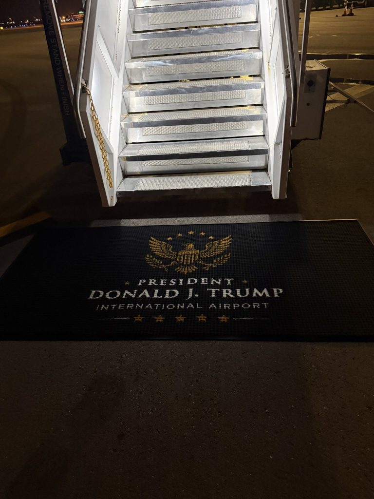 El Aeropuerto de Palm Beach ahora se llama Aeropuerto Donald Trump