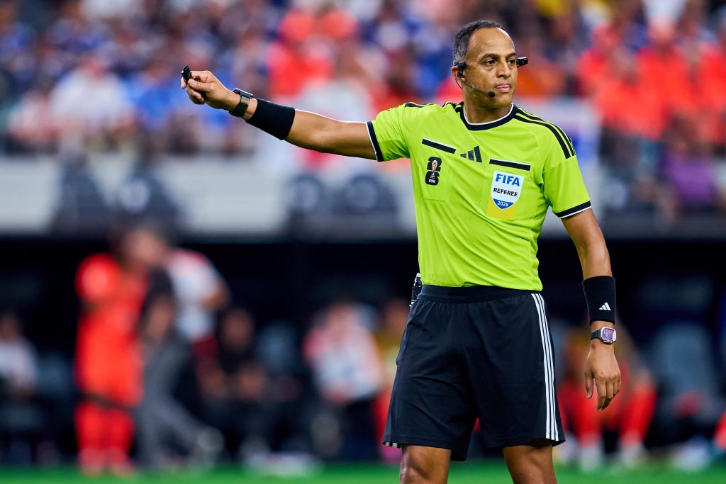 En Inglaterra critican al árbitro vs Argentina Ismail Elfath por ser ‘amuleto’ de Messi