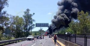 Tráiler se queda sin frenos y provoca choque múltiple en la autopista Guadalajara-Tepic; reportan al menos 10 personas fallecidas